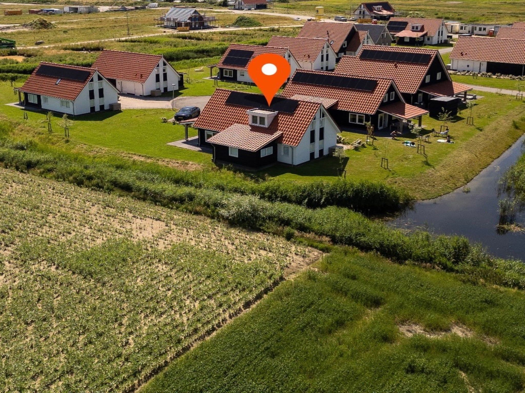 De buitenkant van De Ooievaar Huis Nr 47 in Scherpenisse