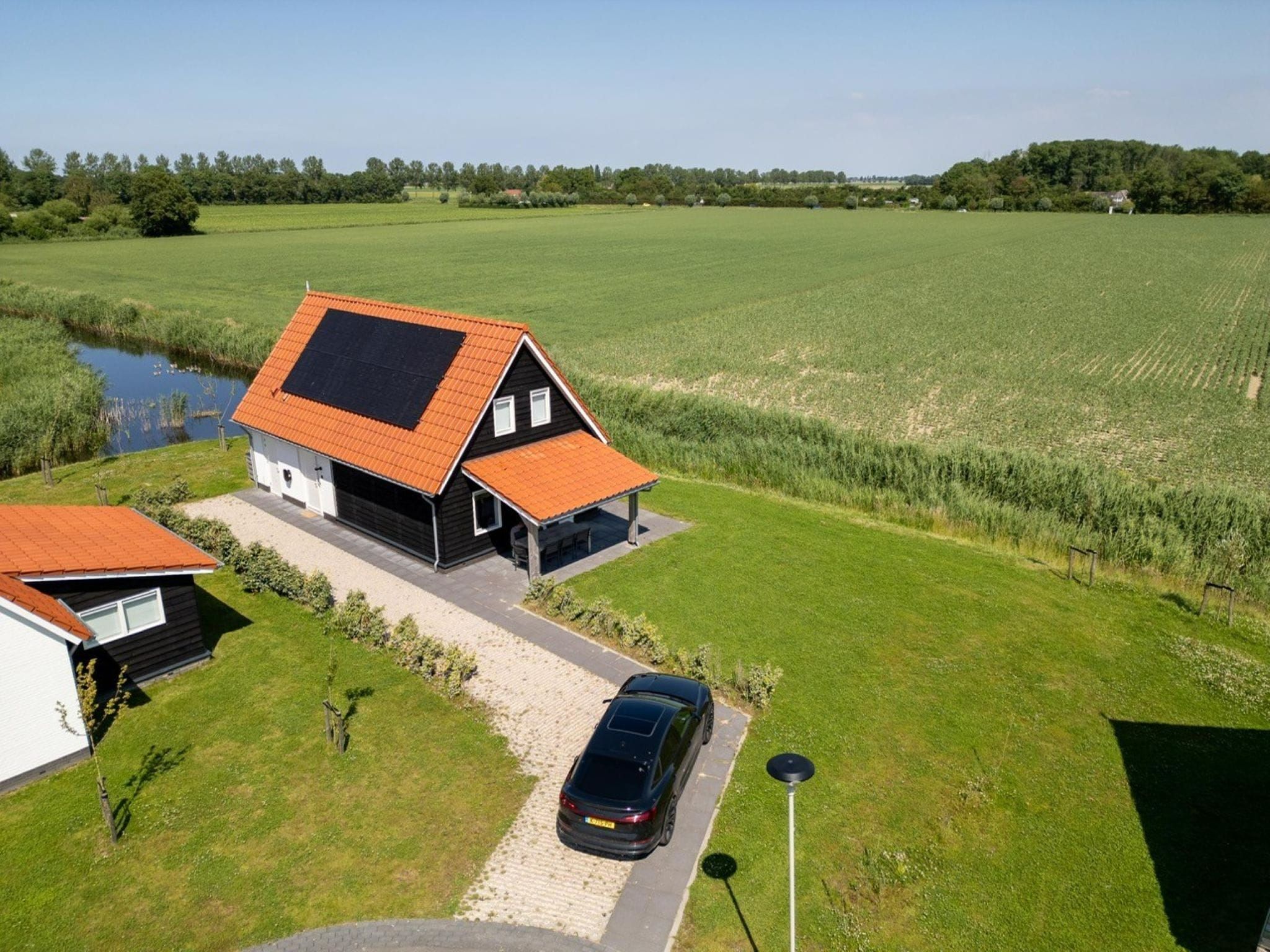 De buitenkant van De Ooievaar Huis Nr 47 in Scherpenisse