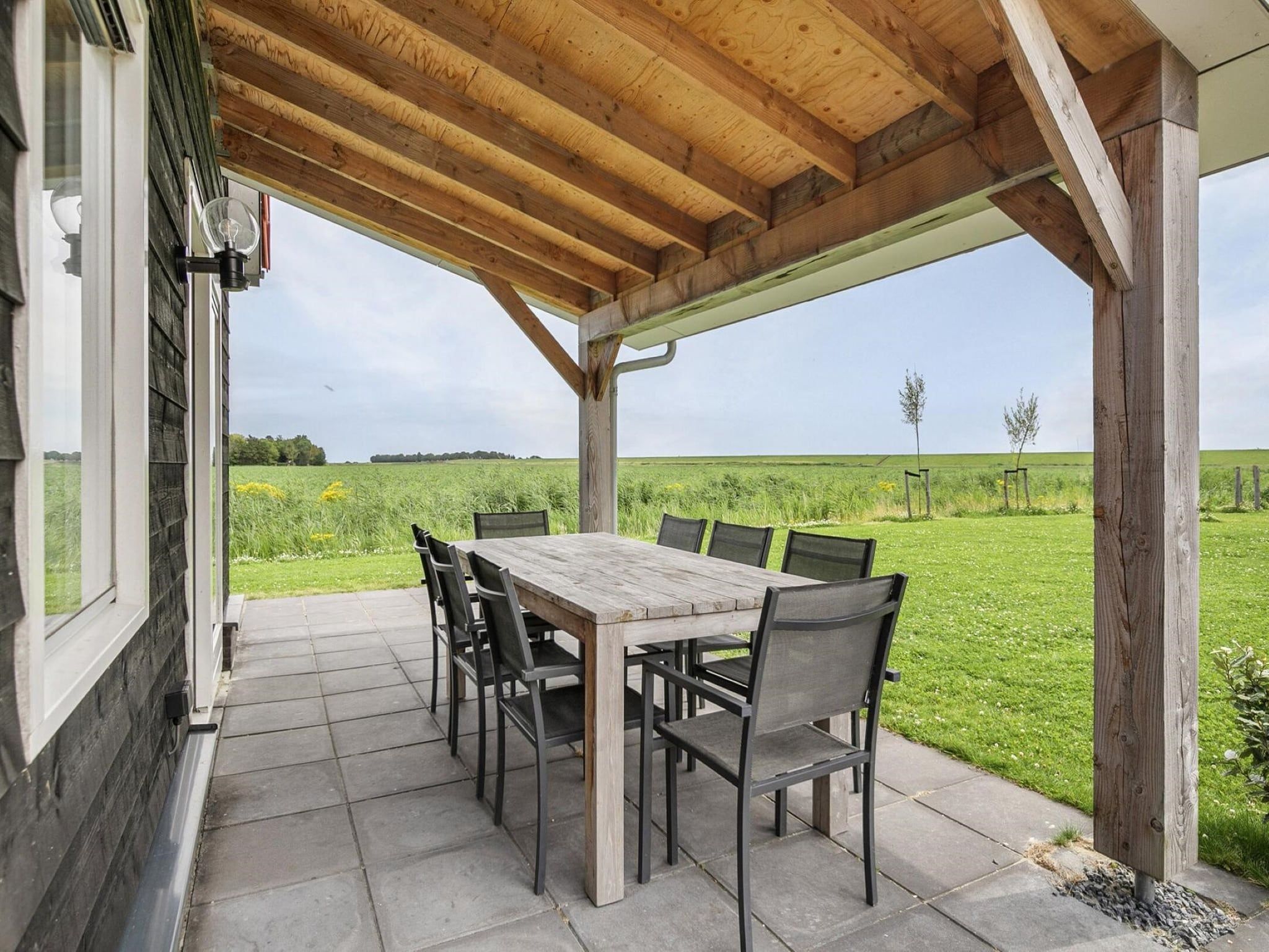 Het terras van De Ooievaar Huis Nr 47 in Scherpenisse