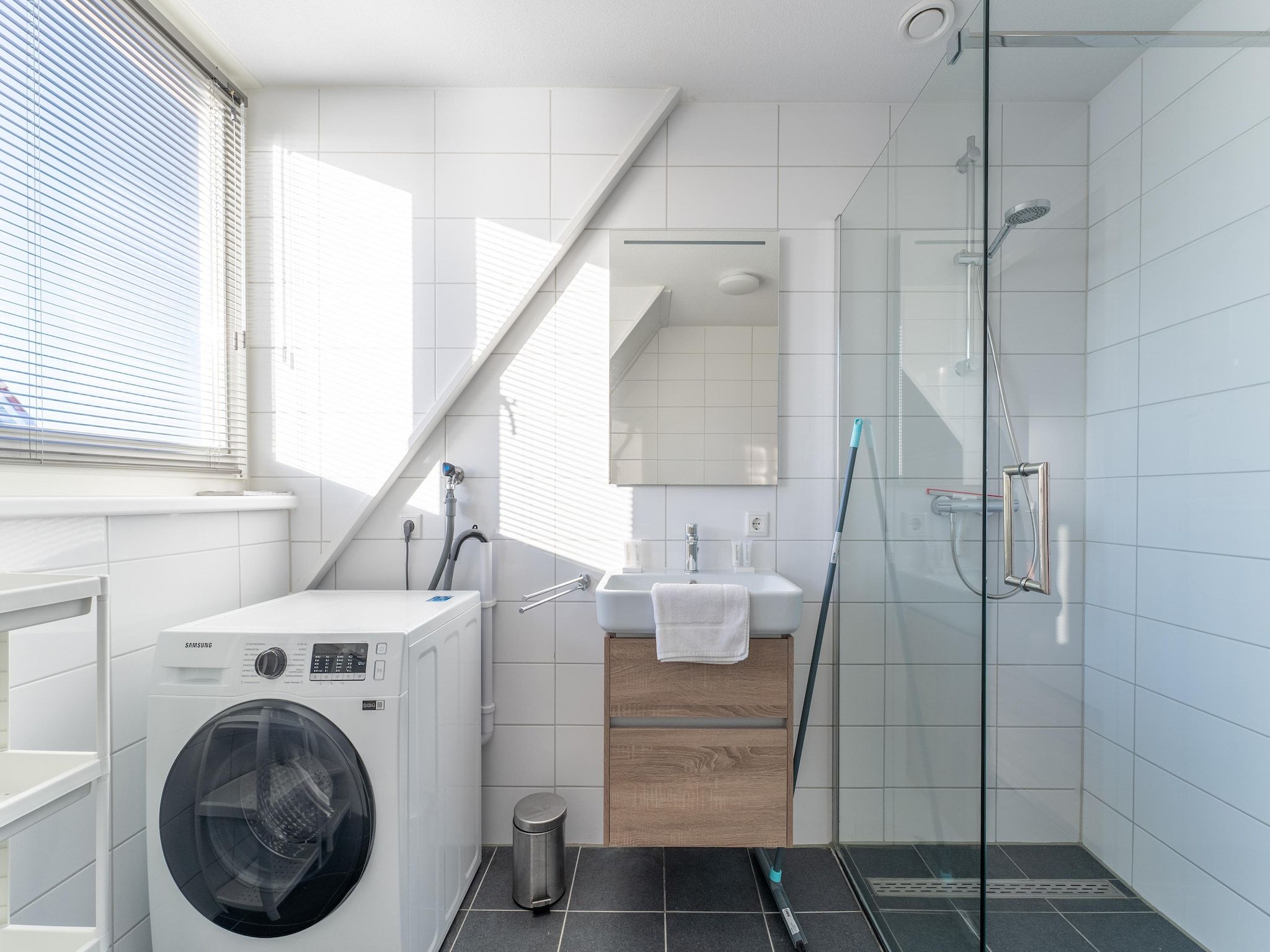 De badkamer van De Roodborst Huis Nr 31 in Scherpenisse