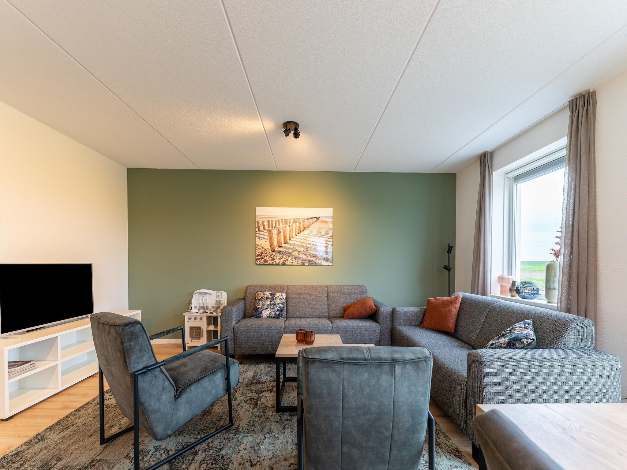 De woonkamer van De Albatros Huis Nr 49 in Scherpenisse