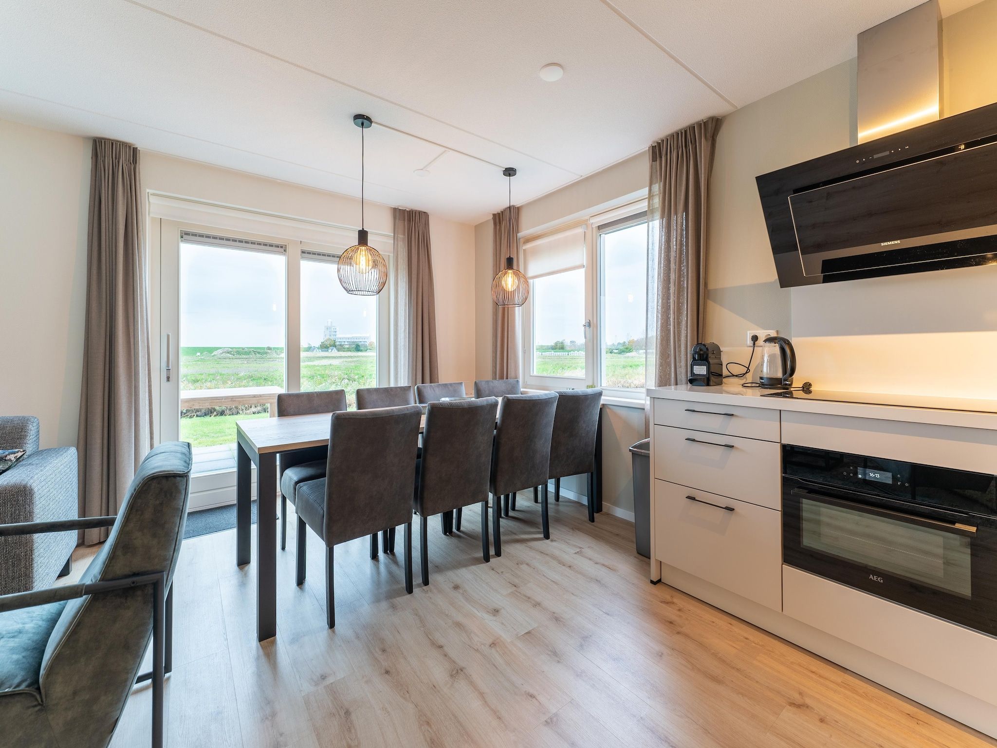 De eetkamer van De Albatros Huis Nr 49 in Scherpenisse