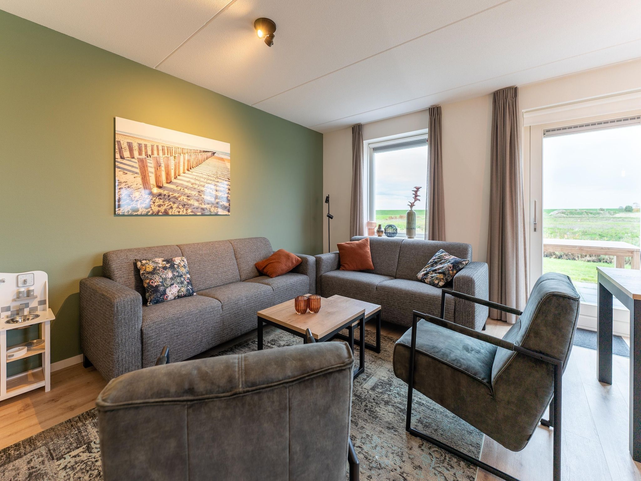 De woonkamer van De Albatros Huis Nr 49 in Scherpenisse