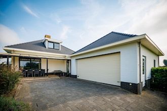 Vakantiehuis bij Jachthaven met Sauna & Spelkamer in Maurik