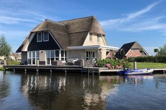 Villa in Friesland met Sauna en Steiger in Delfstrahuizen