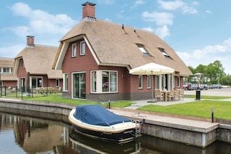Villa in Friesland met Sauna en Bubbelbad in Idskenhuizen