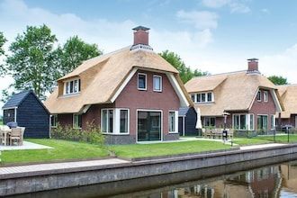 Villa in Friesland met Sauna aan Water in Idskenhuizen