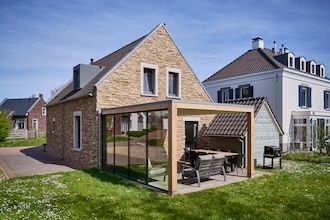 Mooie villa met veranda bij vakantiepark in Maastricht