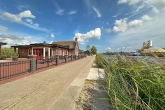 Vrijstaand Huis aan Kanaal in Friesland in Jistrum / Skûlenboarch