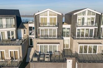 Huis aan het meer Sint-Annaland bij haven in Sint-Annaland