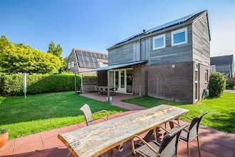 Twee vakantiehuizen tegenover elkaar in grou