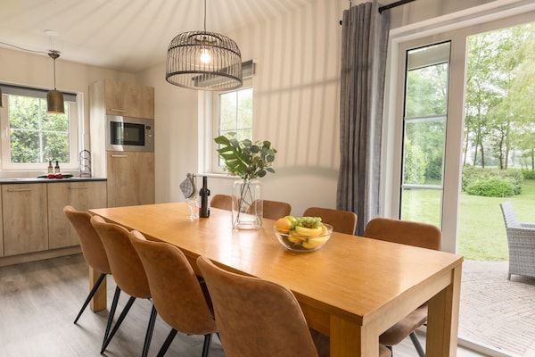 Eetkamer - Rieten villa in nationaal park in Paasloo (4)