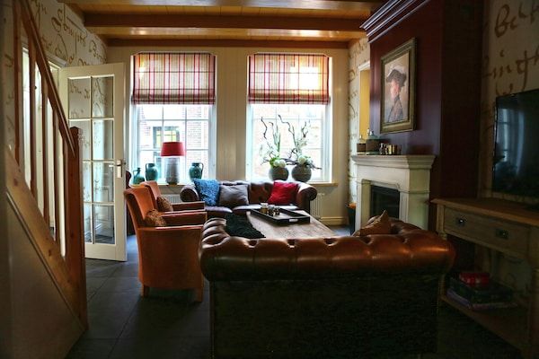 Woonkamer - Luxe VOC-verblijf met uitzicht in Enkhuizen (2)