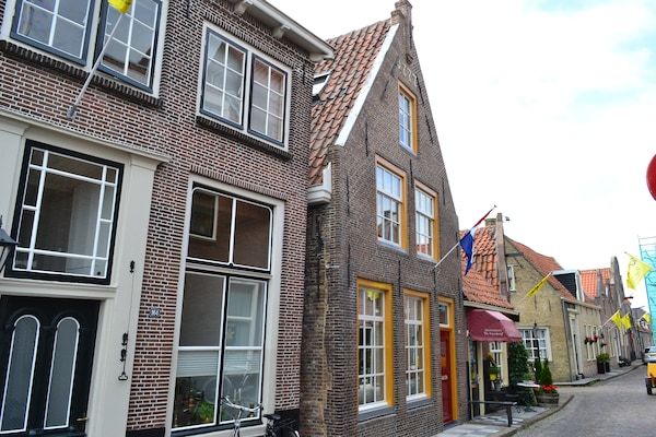 Buitenkant - Luxe VOC-verblijf met uitzicht in Enkhuizen (1)