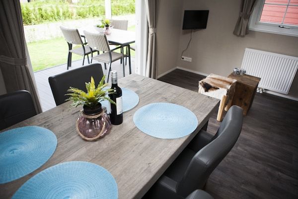 Eetkamer - Chalet in Nederland met Privé Sauna in Voorthuizen (3)
