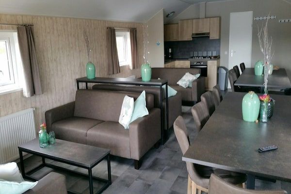 Eetkamer - Verblijf aan de vijver met keuken in Bant (3)