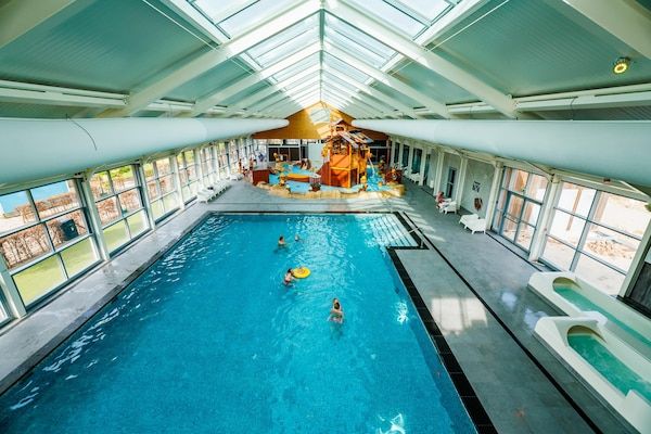 PoolOfHouse - Vakantiehuis bij Jachthaven met Sauna & Spelkamer in Maurik (2)