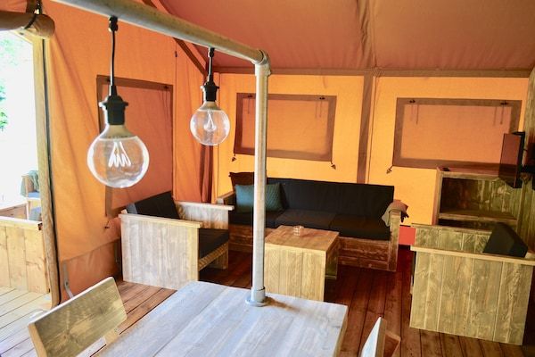 Woonkamer - Gezellig verblijf in een kusttent in 's-Gravenzande (3)