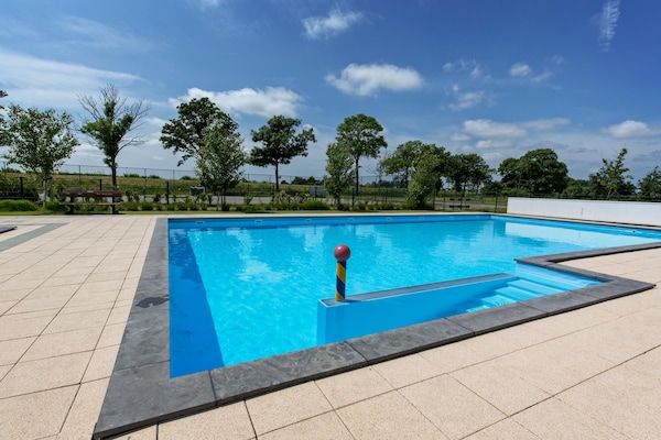 PoolOfHouse - Gezellig Nederlands chalet met terras in West-Graftdijk (2)