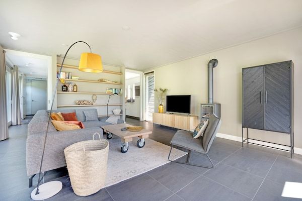 Woonkamer - Familiehuis in Grou bij Watersport in Grou (3)