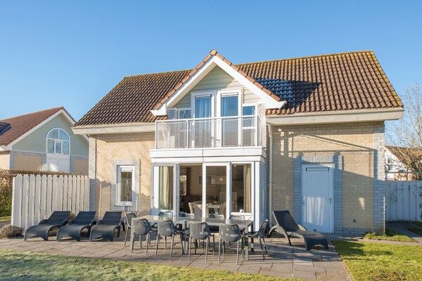 Buitenkant - Villa bij Noordzeestrand in De Banjaard in Kamperland (1)