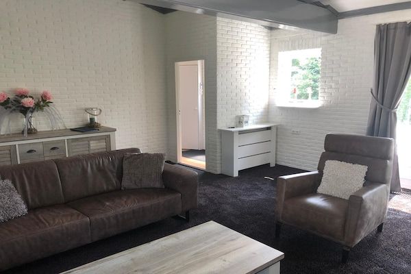 Woonkamer - Vakantiehuis in Harderwijk bij Veluwemeer in Harderwijk (5)
