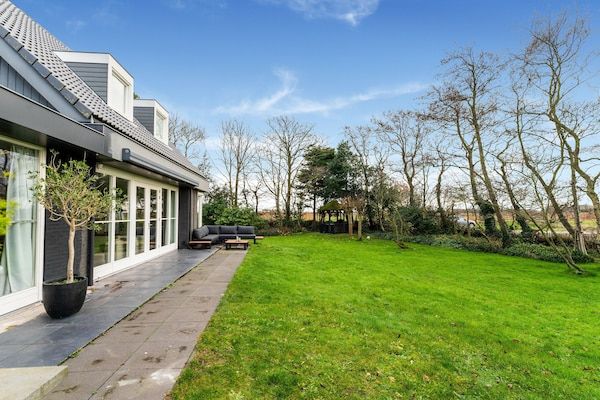 Terras - Bergen Mountain Villa, tuin en zee in Bergen (4)