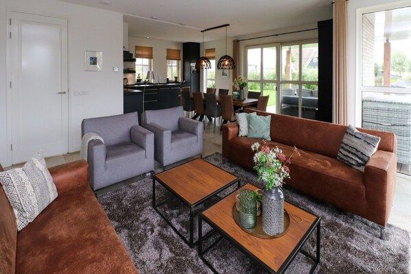 Woonkamer - Villa in Friesland met Sauna en Steiger in Delfstrahuizen (2)