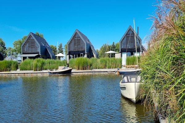 Buitenkant - Watervilla in Balk met Privé Steiger in Balk (1)