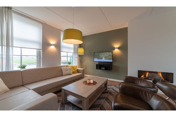 Woonkamer - Villa in Zeeland met Jacuzzi en Sauna in Colijnsplaat (1)