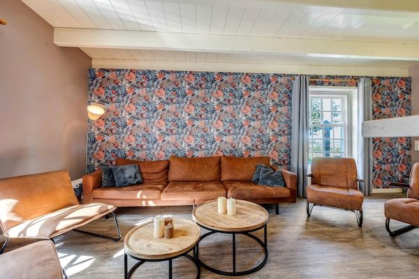 Woonkamer - Boerderij met terras in Montfoort in Montfoort (2)