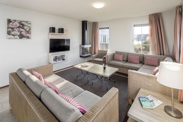 Woonkamer - Villa in Cadzand-Bad bij Noordzeestrand in Cadzand-Bad (2)