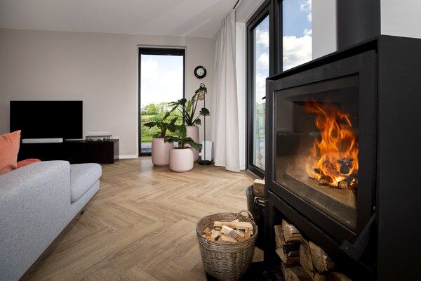 Woonkamer - Prachtige villa met ruime tuin in Sint Nicolaasga (5)