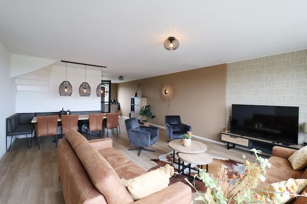 Woonkamer - Rustig gelegen villa in Friesland in Leons (4)