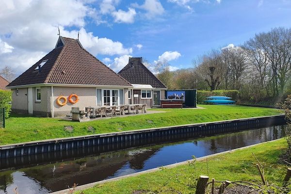 Grand Sechstjin Wellness de luxe met sauna en buitenspa in Friesland - Foto 2 van 34