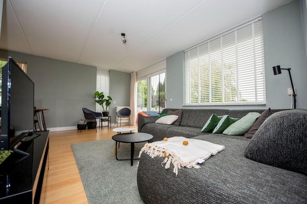 Woonkamer - Vakantie-uitje met een privé-aanlegsteiger in Terherne (5)