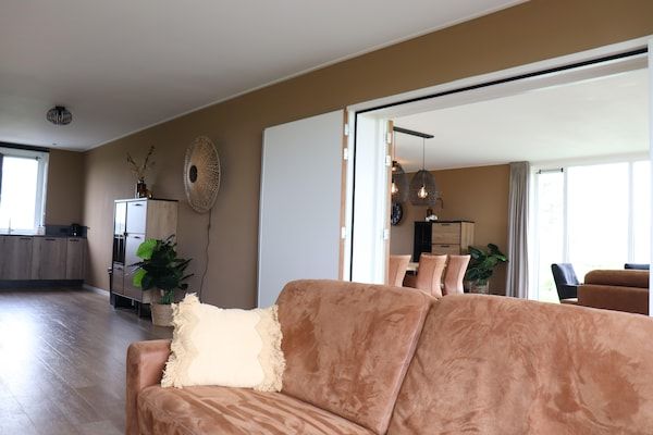 Woonkamer - Stijlvolle Friese villa met tuin in Leons (5)