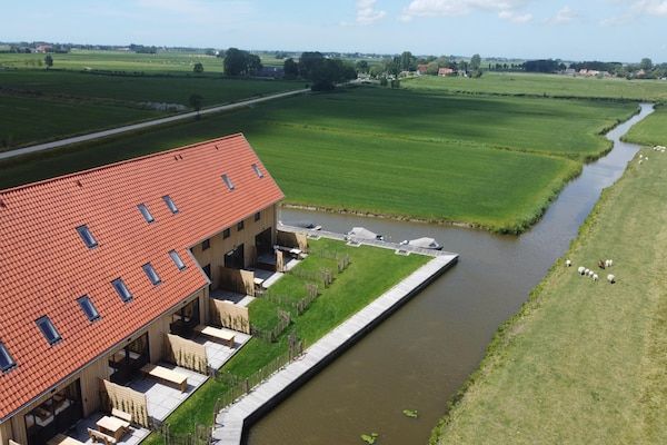 Buitenkant - Stijlvolle Friese villa met tuin in Leons (5)