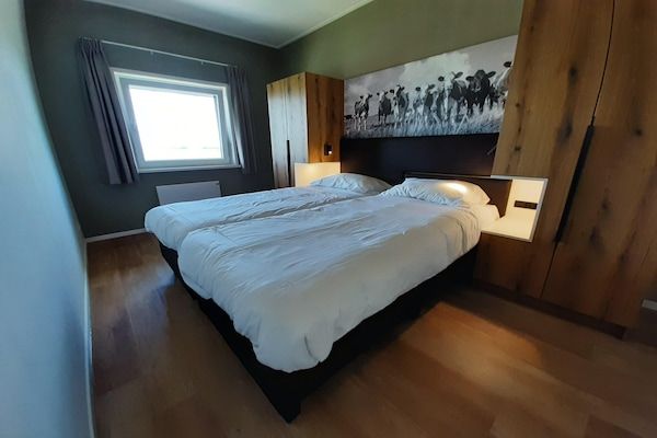 Slaapkamer - Stijlvolle Friese villa met tuin in Leons (4)