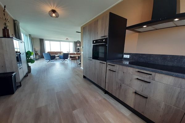 Keuken - Twee naast elkaar gelegen luxe villa's in Friesland in Leons (4)