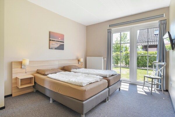 Slaapkamer - Resort Villa Stappen naar Zand in Nieuwvliet (3)