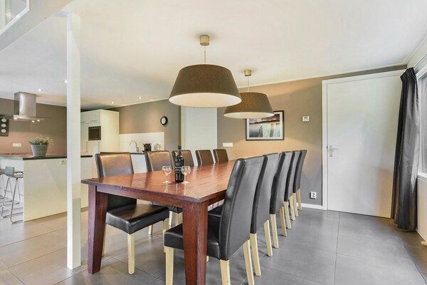 Woonkamer - Toegankelijke villa aan het meer in Midlaren (2)