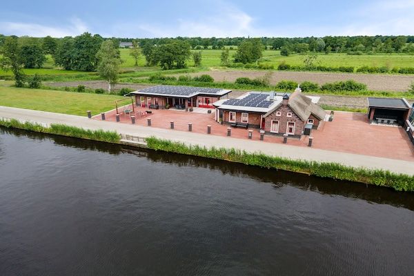 Buitenkant - Boswoning in Friesland met Sauna in Jistrum / Skûlenboarch (1)