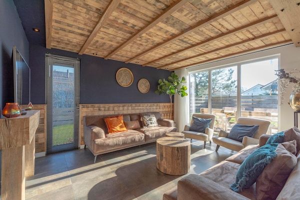 Woonkamer - Villa met tuin vlakbij de Nederlandse duinen in Julianadorp aan Zee (2)
