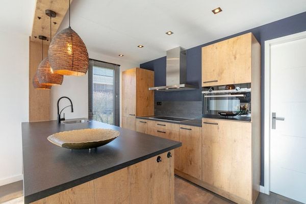 Keuken - Villa met tuin vlakbij de Nederlandse duinen in Julianadorp aan Zee (4)