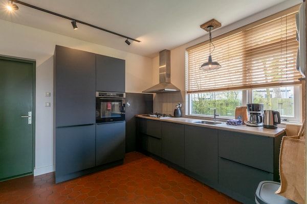 Keuken - Ruime villa met tuin in Callantsoog (4)
