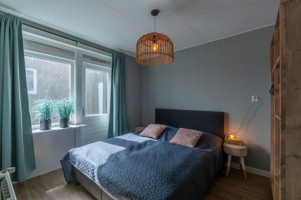 Slaapkamer - Ruime villa met tuin in Callantsoog (5)