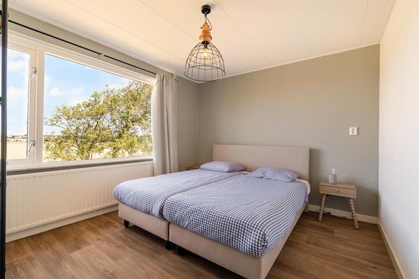 Slaapkamer - Ruime villa met tuin in Callantsoog (4)