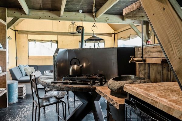 Keuken - Woodlodge Luxe in Duynpark, Callanstoog in Callantsoog (2)