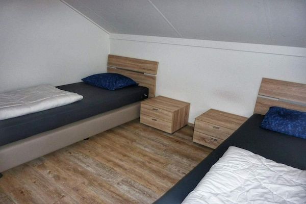 Slaapkamer - Kustbungalow met tuin in Breskens (5)